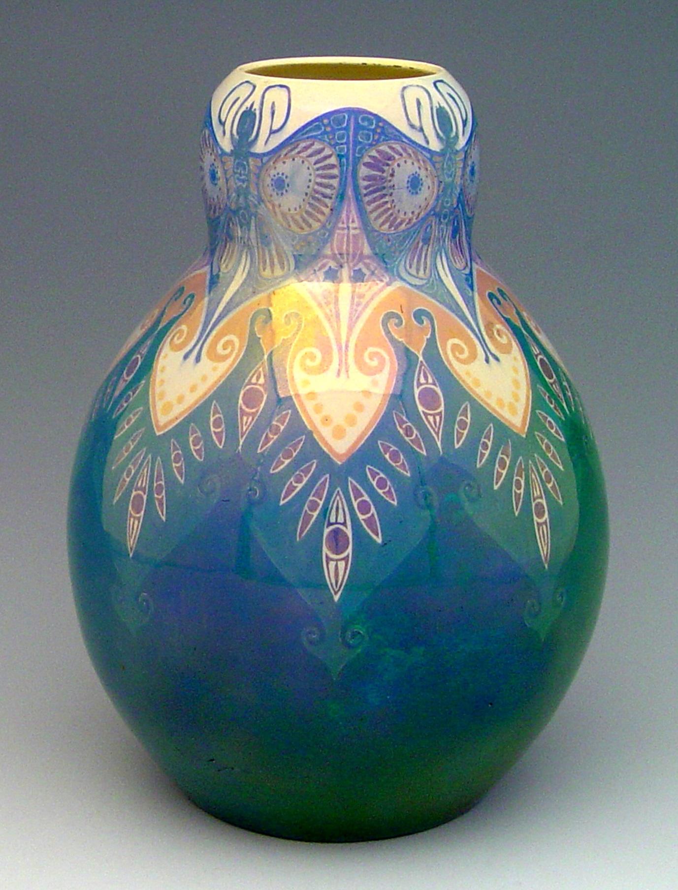 534: Vaas, model 24, gedecoreerd met gestileerde vlinders onder lusterglazuur, ontwerp Chris Lanooy, NV Haga, Purmerend 1904-1907